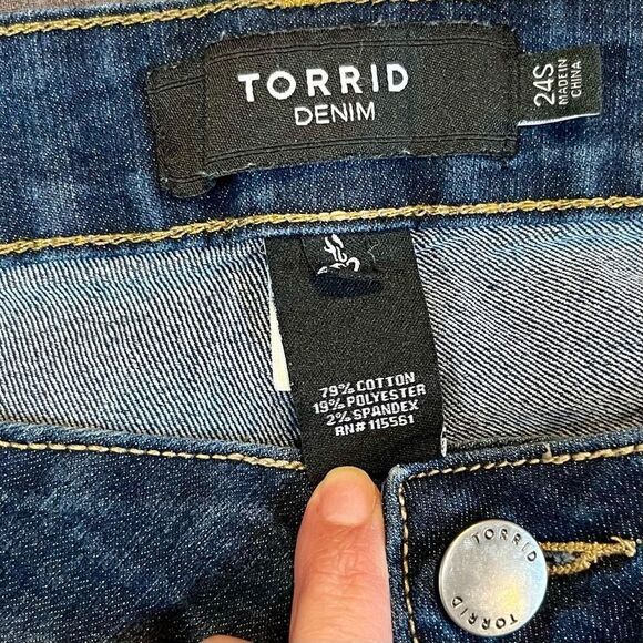 Torrid Denim 24 Short Jeans - Picture 4 of 8